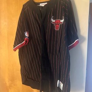 Amazing condition Mitchell and ness bulls button up